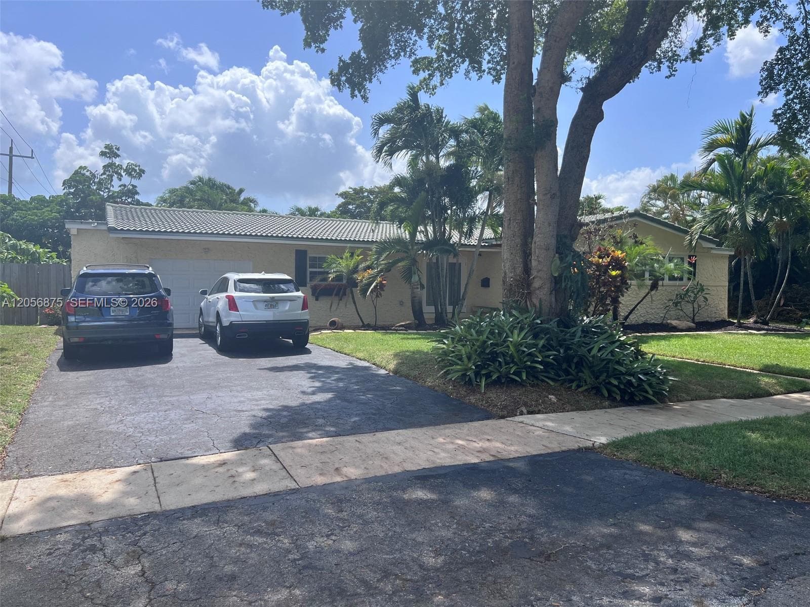 880 Azalea Ct, Plantation, FL 33317