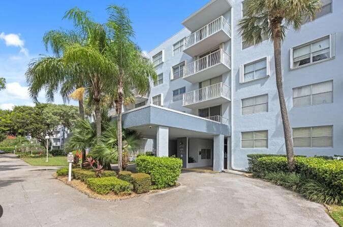 480 EXECUTIVE CENTER Drive # 2F, West Palm Beach, FL 33401