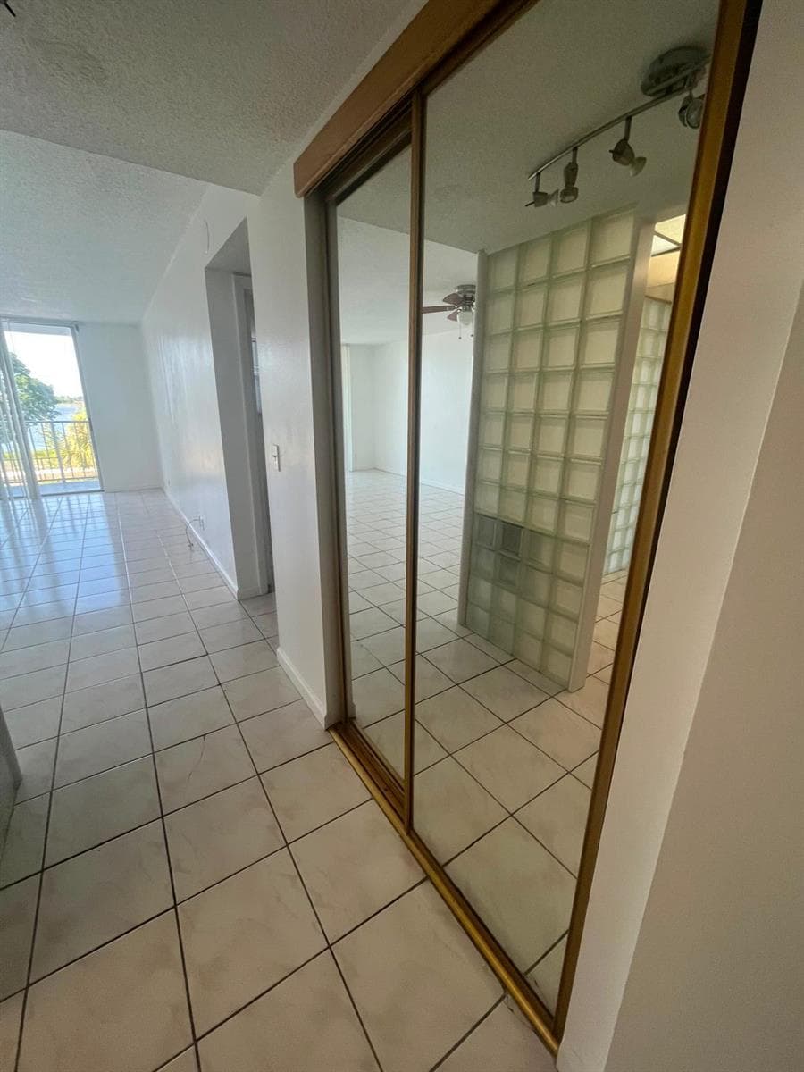 480 EXECUTIVE CENTER Drive # 2F, West Palm Beach, FL 33401 photo 4