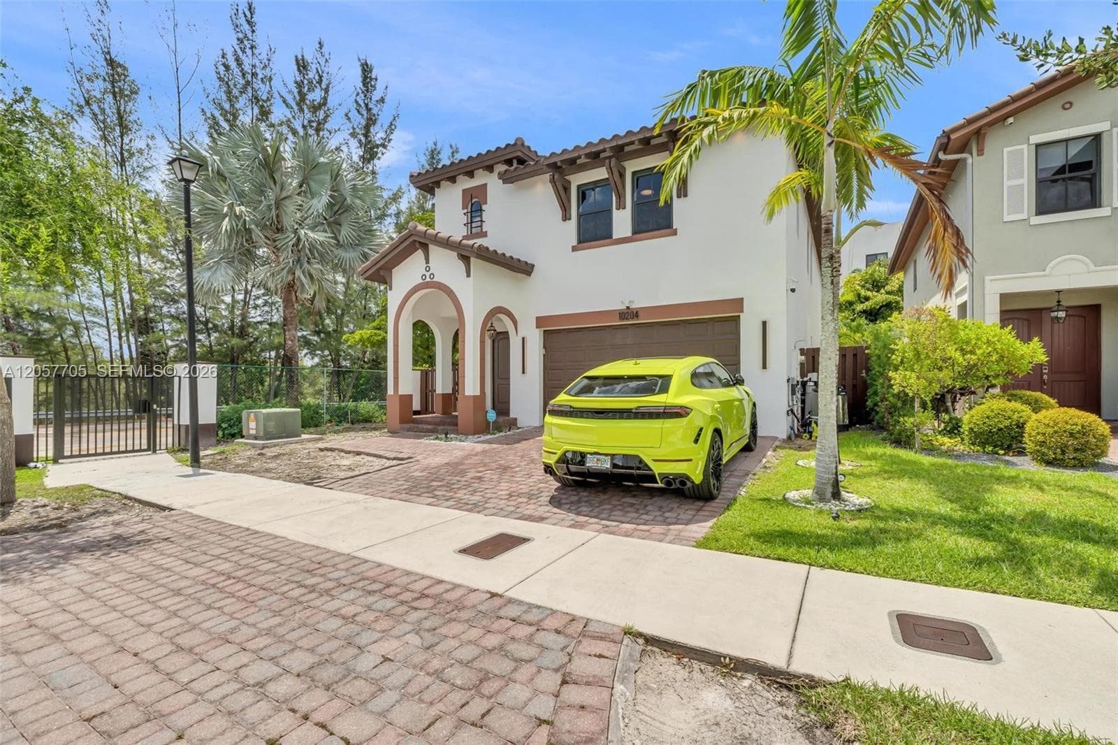 10204 NW 86th St, Doral, FL 33178 photo 2