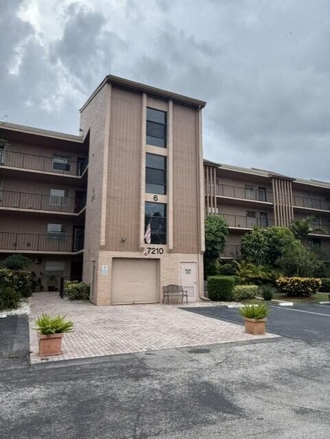 7210 Lake Cir Drive # 401, Margate, FL 33063