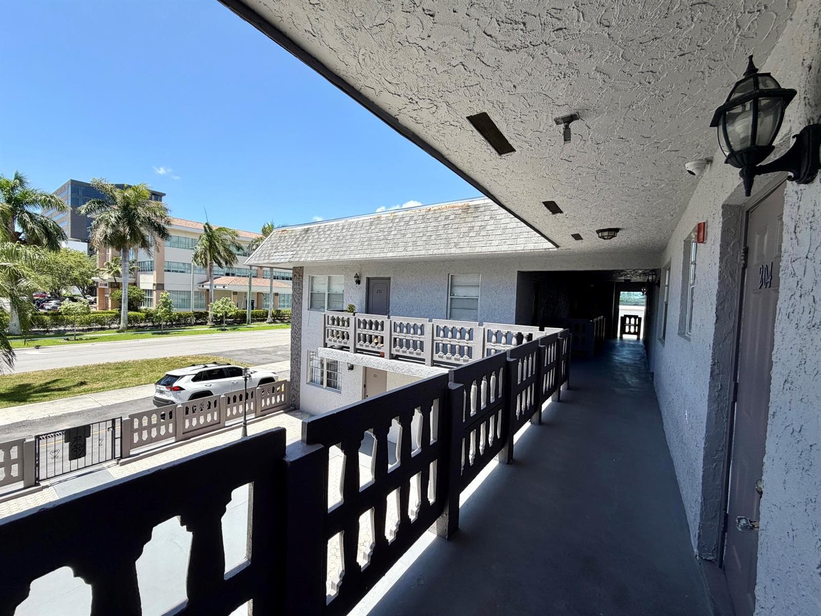 615 NE 10TH Street # 204, Hallandale Beach, FL 33009 photo 2
