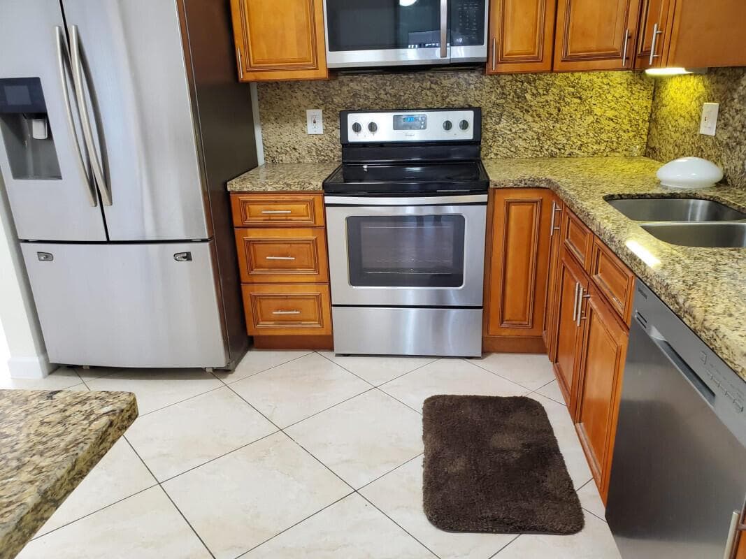 2460 NE 215th Street, Miami, FL 33180 photo 2