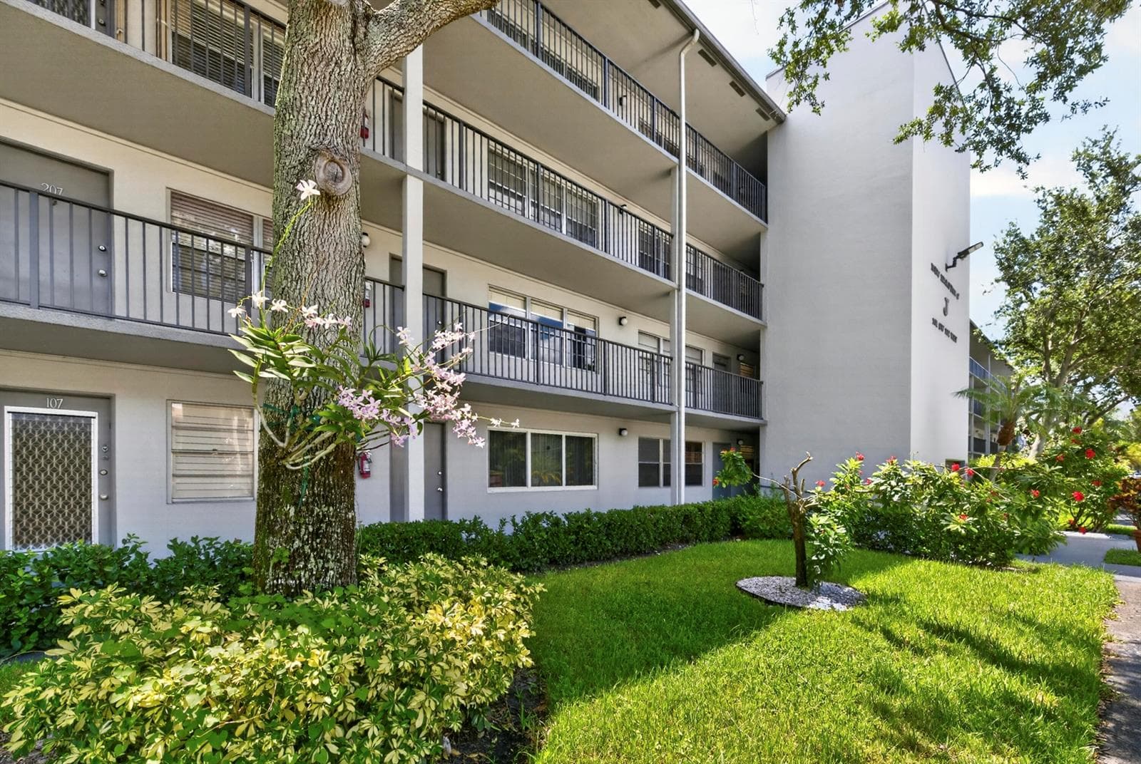 101 SW 132nd Way # 215J, Pembroke Pines, FL 33027