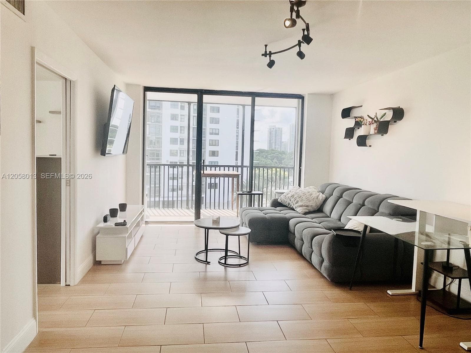 3301 N Country Club Dr # 712, Aventura, FL 33180