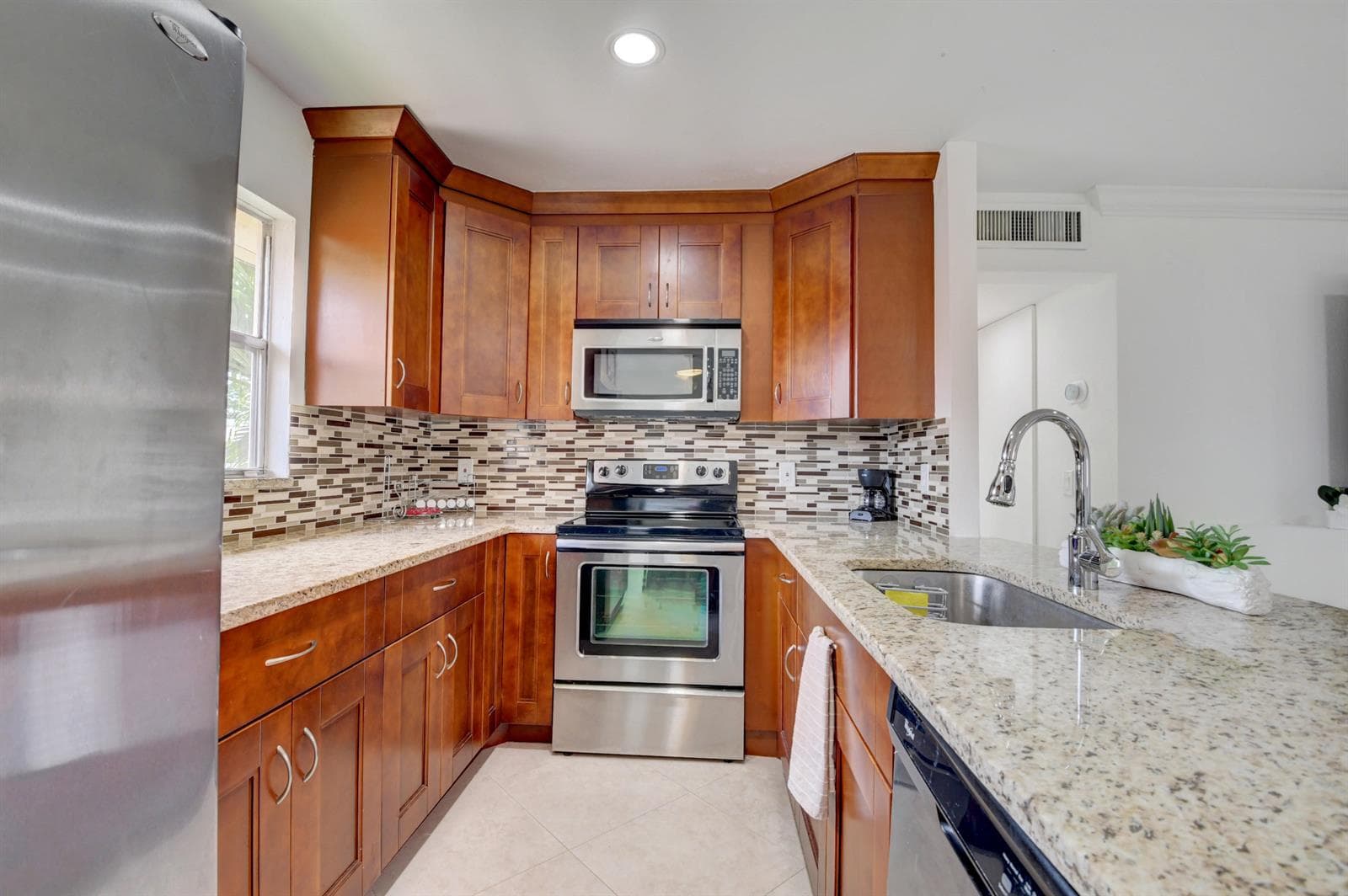 468 Saxony J, Delray Beach, FL 33446 photo 3