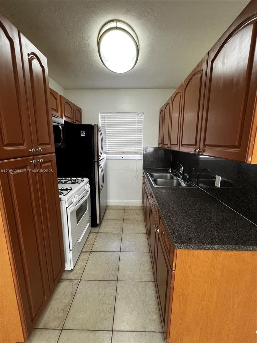 2072 NE 169th St # 8, North Miami Beach, FL 33162 photo 5