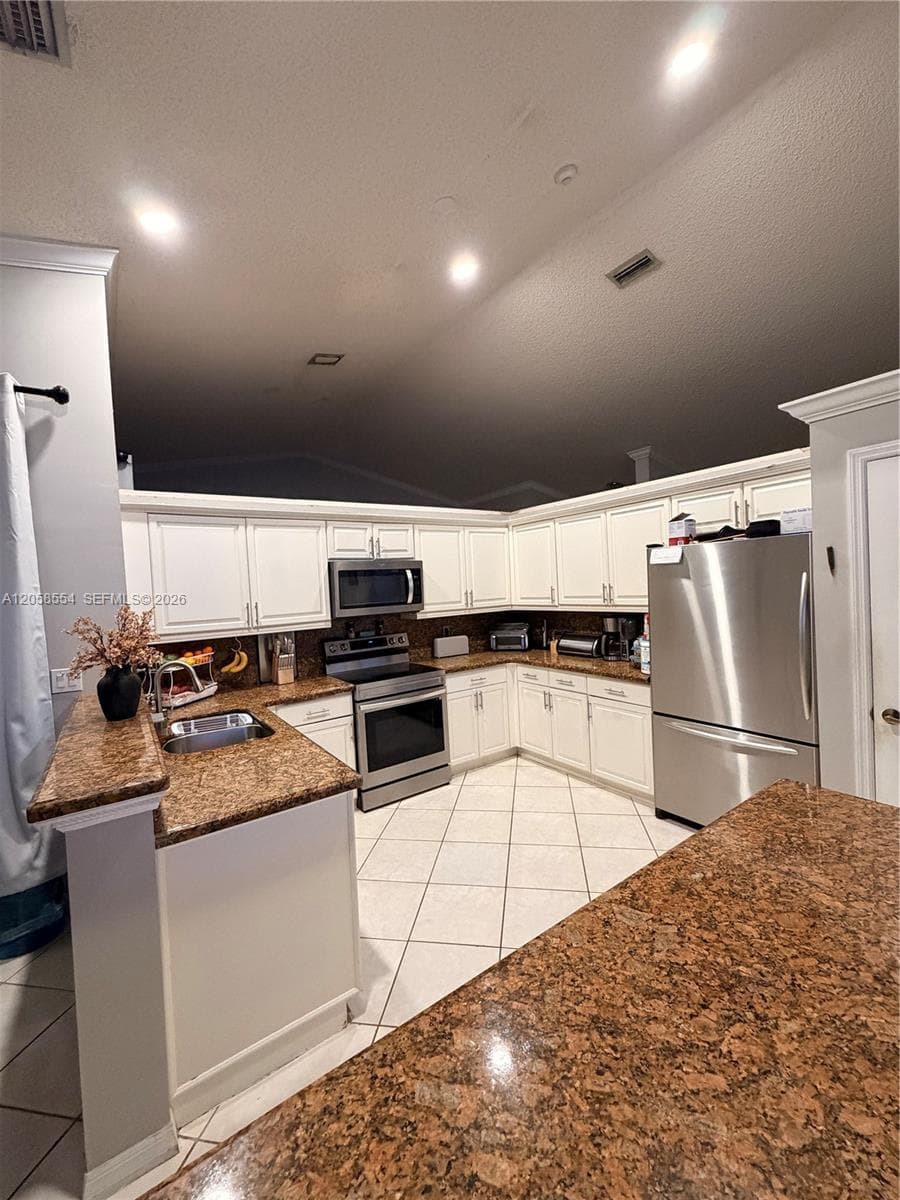 19450 NW 7th St, Pembroke Pines, FL 33029 photo 2
