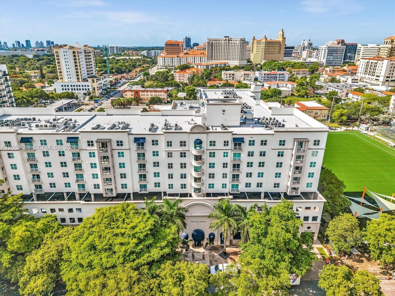 Douglas Grand photo 2