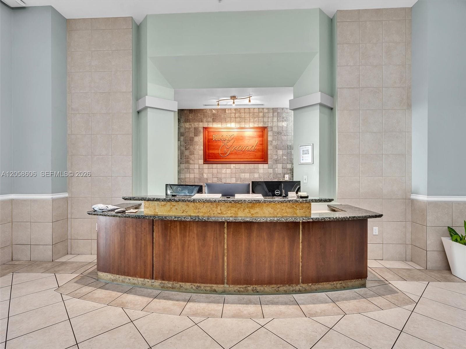 Douglas Grand photo 5