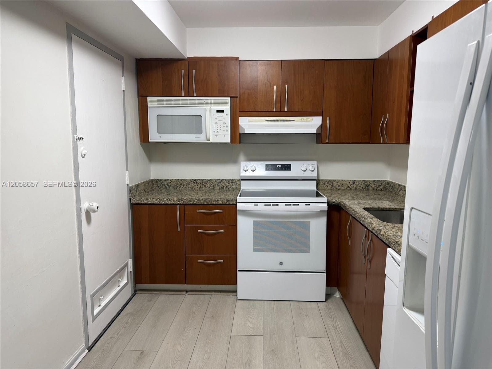 400 Kings Point Dr # 311, Sunny Isles Beach, FL 33160 photo 3