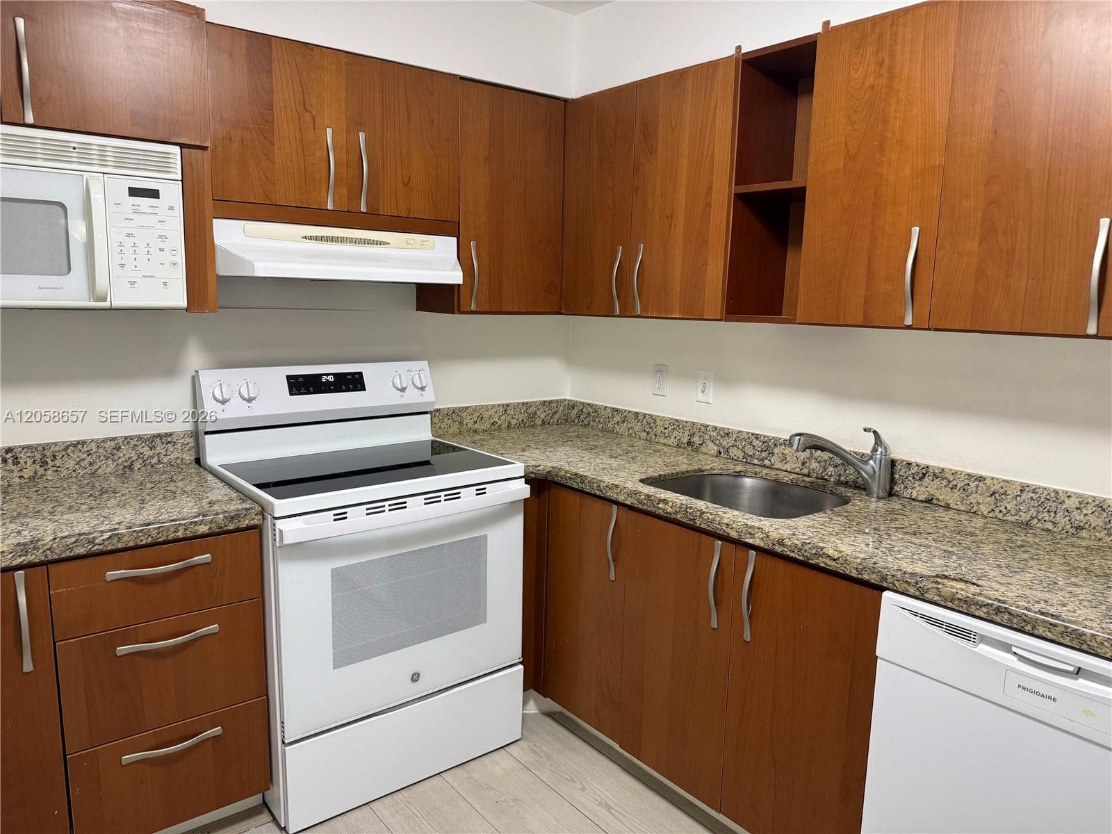 400 Kings Point Dr # 311, Sunny Isles Beach, FL 33160 photo 4