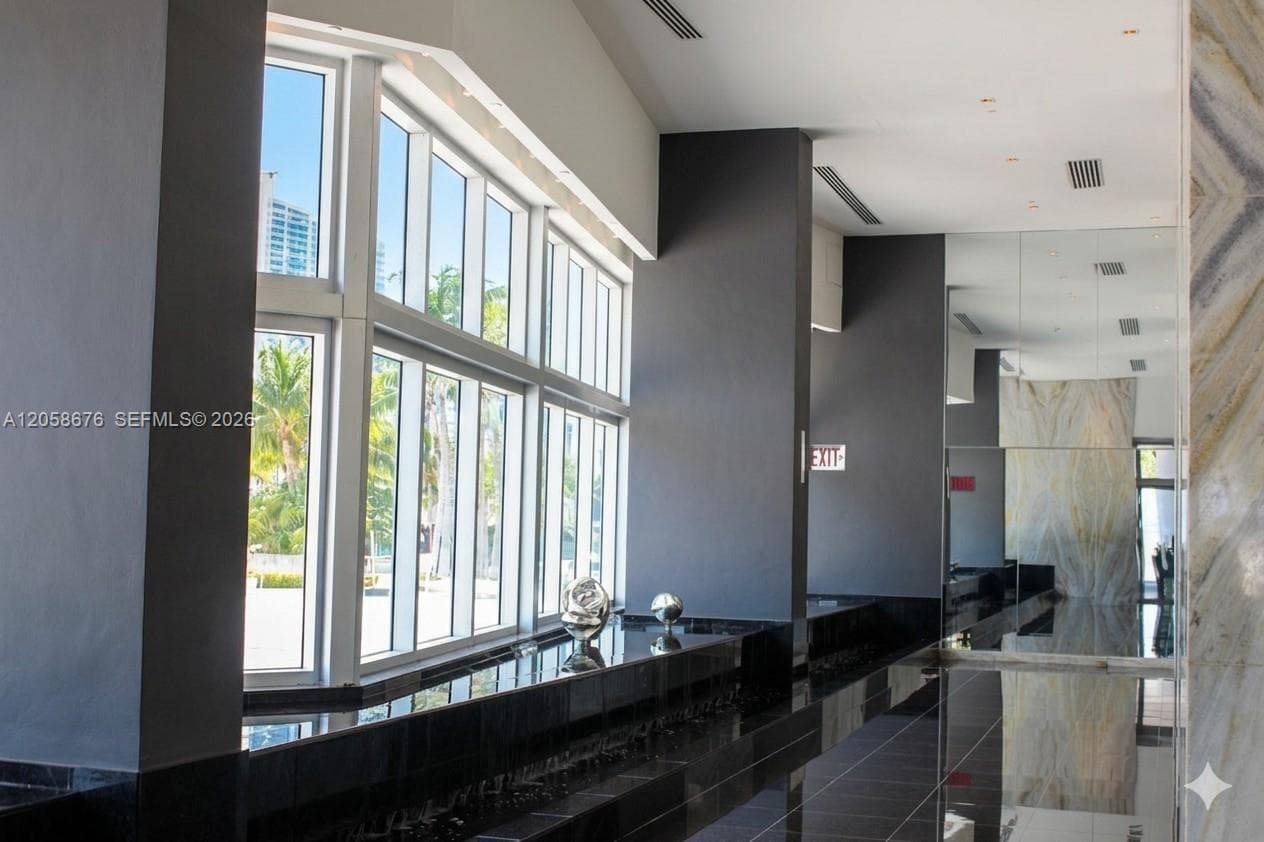 325 S Biscayne Blvd # 3314, Miami, FL 33131 photo 2
