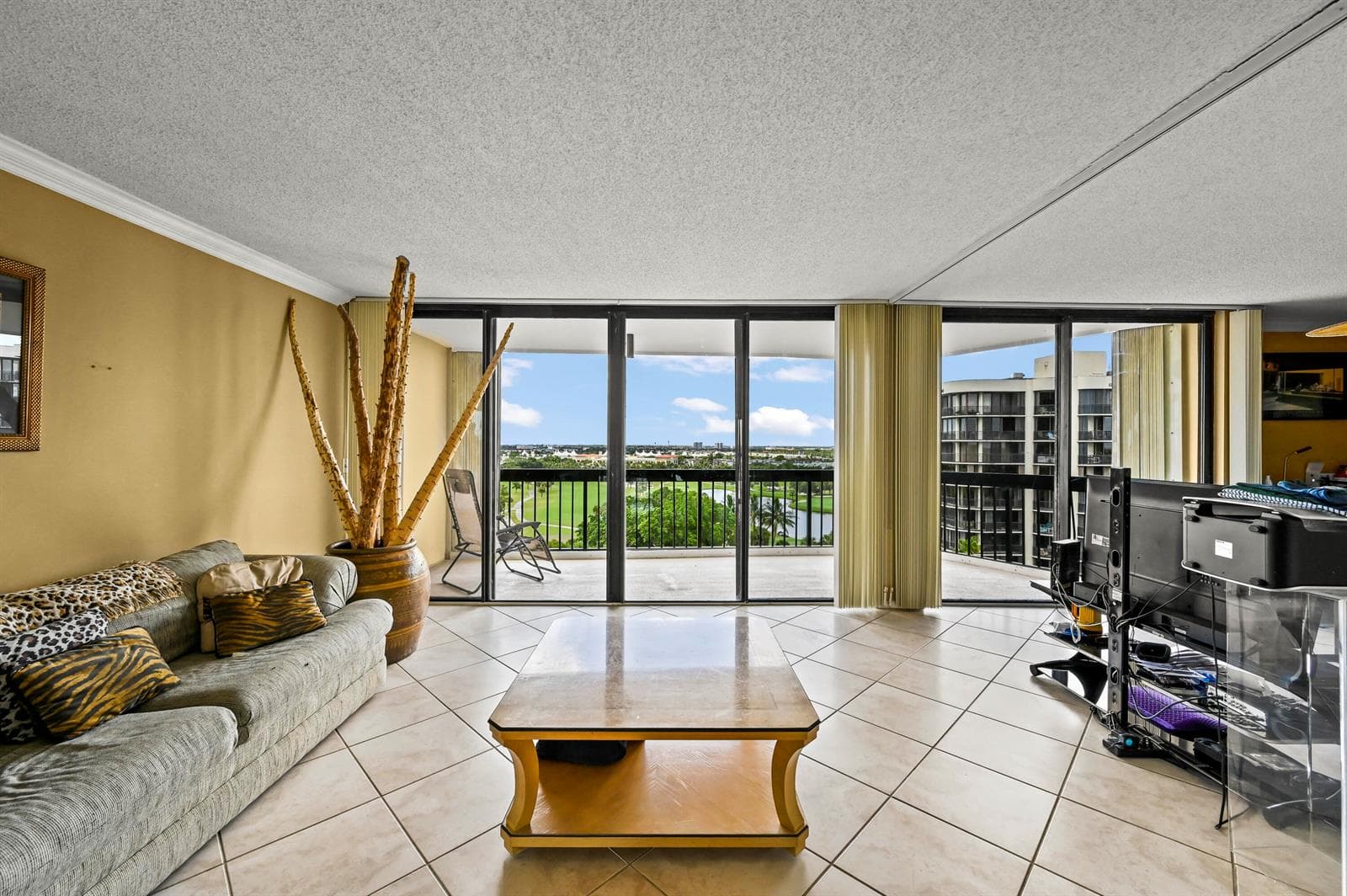 2425 PRESIDENTIAL Way # 1006, West Palm Beach, FL 33401 photo 2