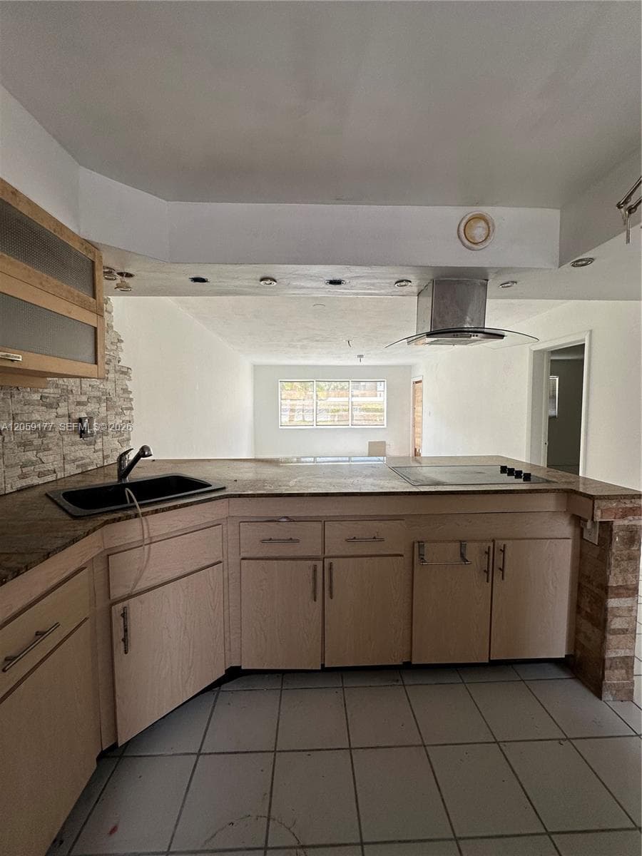 19001 NE 14th Ave # 121, Miami, FL 33179 photo 3
