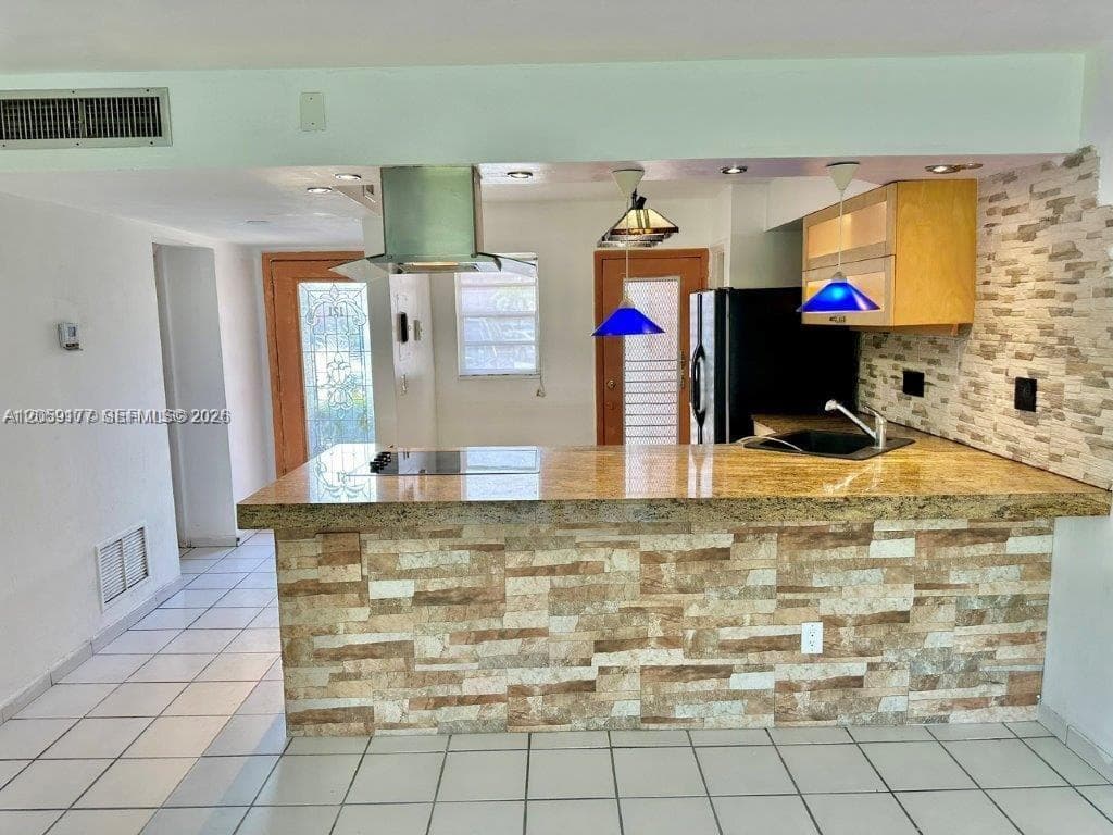 19001 NE 14th Ave # 121, Miami, FL 33179 photo 4