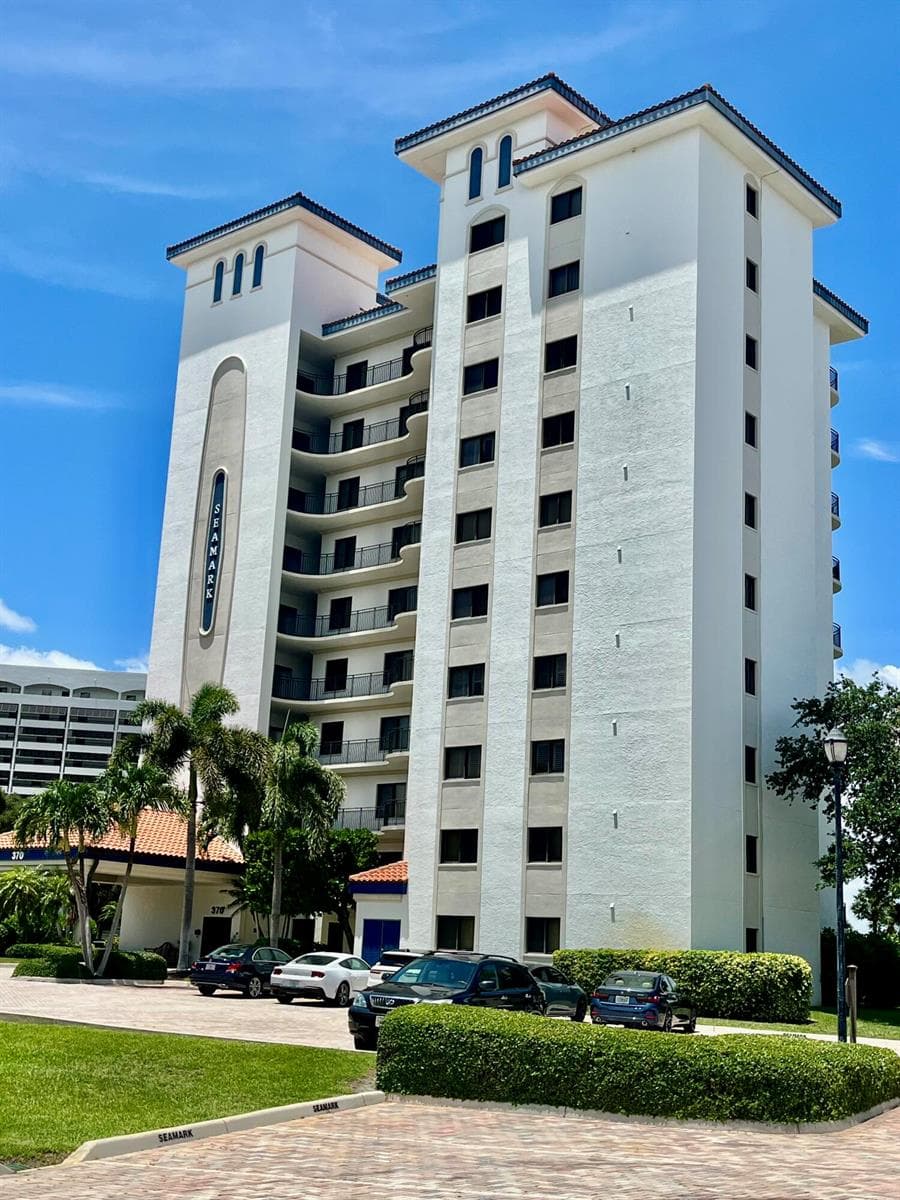 370 GOLFVIEW Road # 302, North Palm Beach, FL 33408