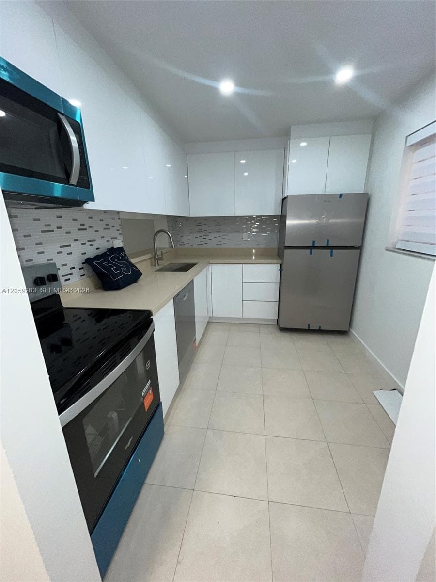 8625 NW 8th St # 213, Miami, FL 33126 photo 3