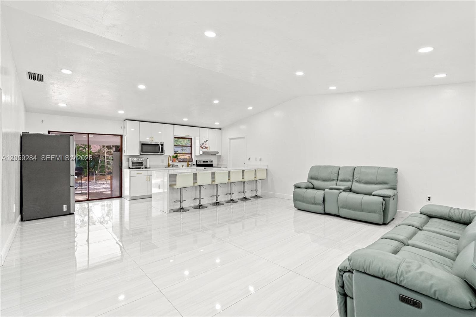 364 NW 17th Ct, Homestead, FL 33030 photo 4