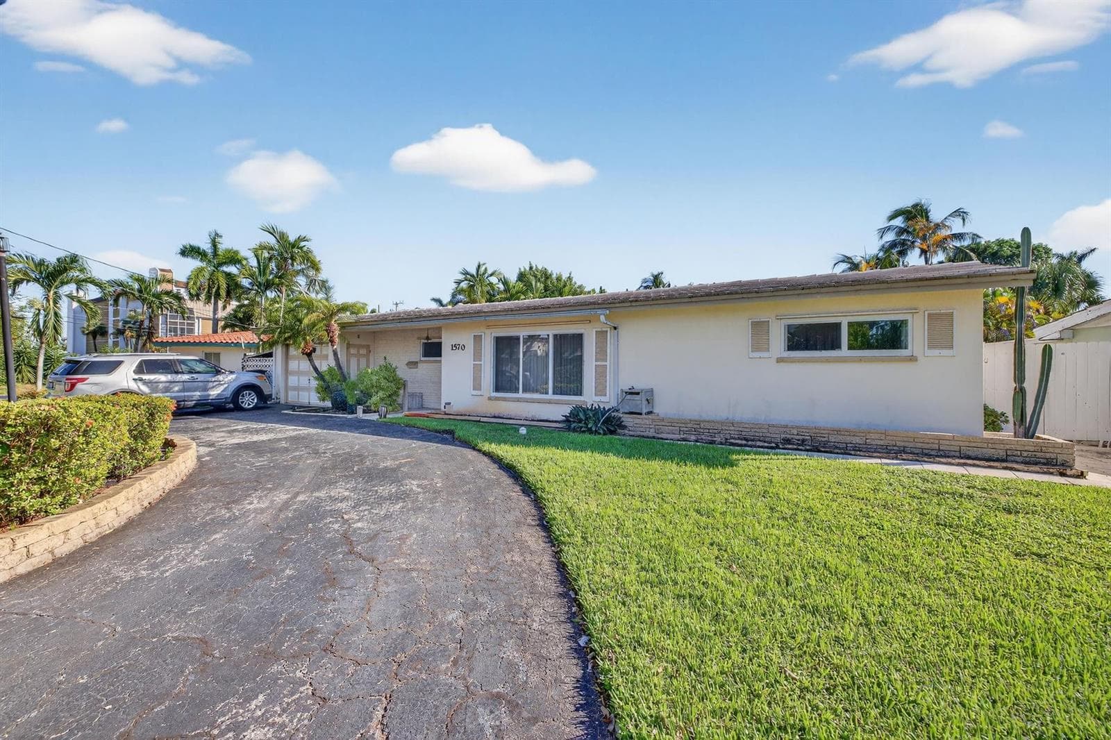 1570 NE 30TH Place, Oakland Park, FL 33334 photo 3
