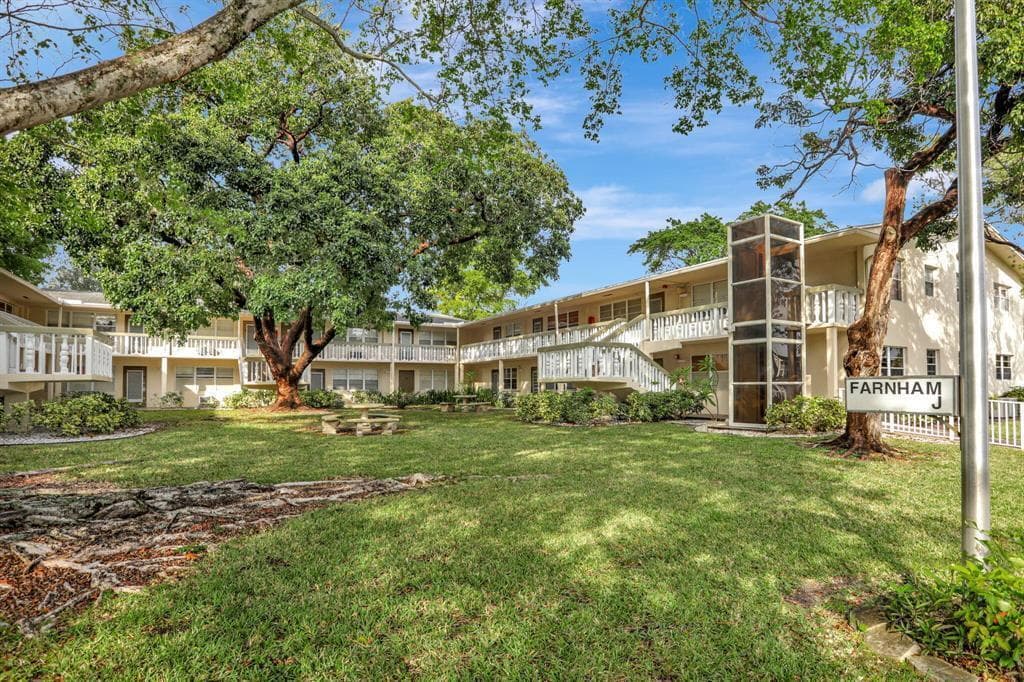 237 Farnham J, Deerfield Beach, FL 33442 photo 2