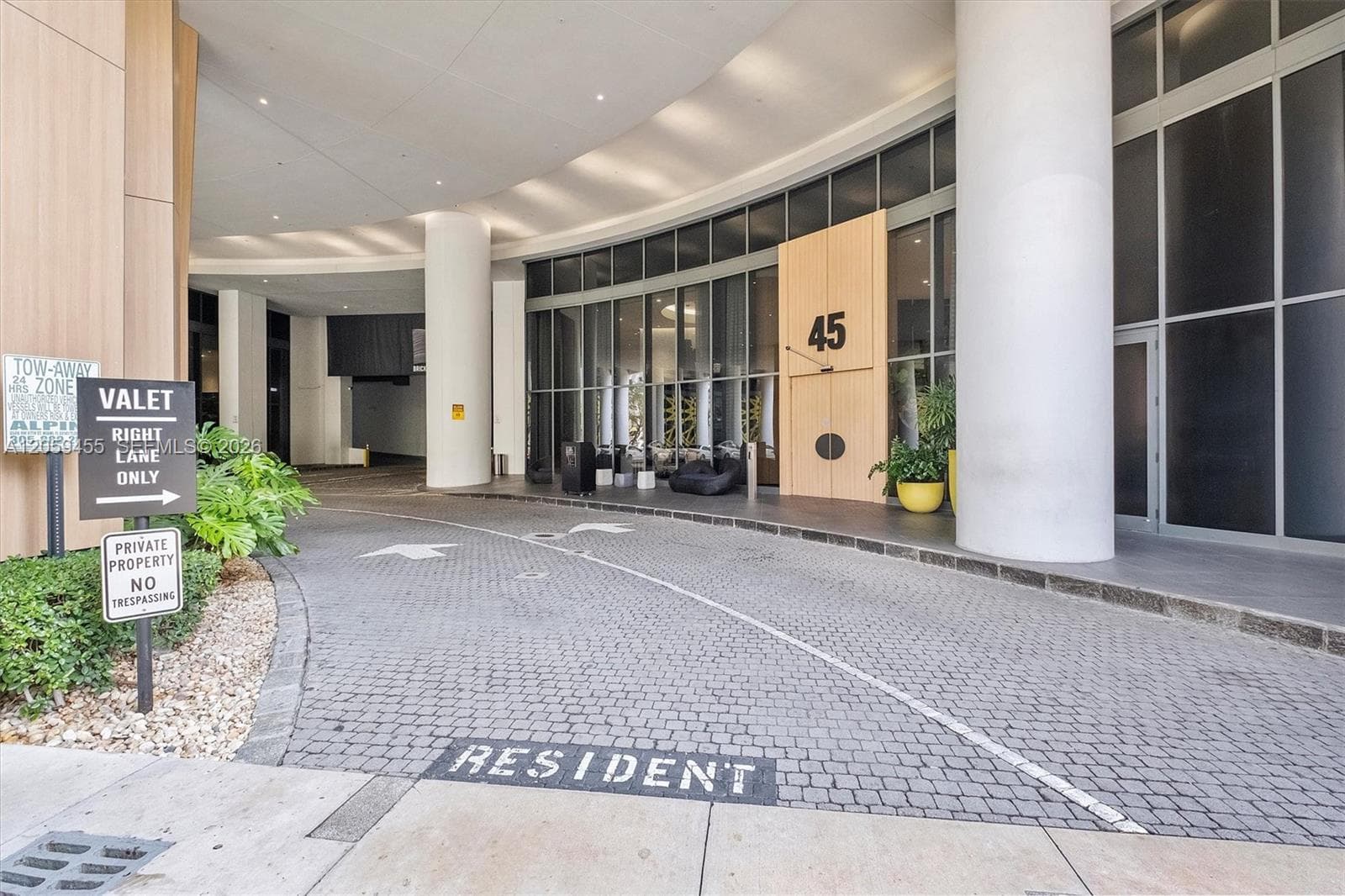 45 SW 9th St # 1401, Miami, FL 33130 photo 2