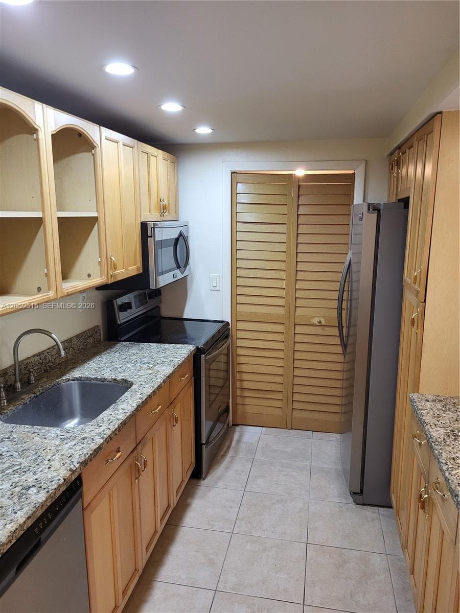 230 Lakeview Dr # 207, Weston, FL 33326 photo 2