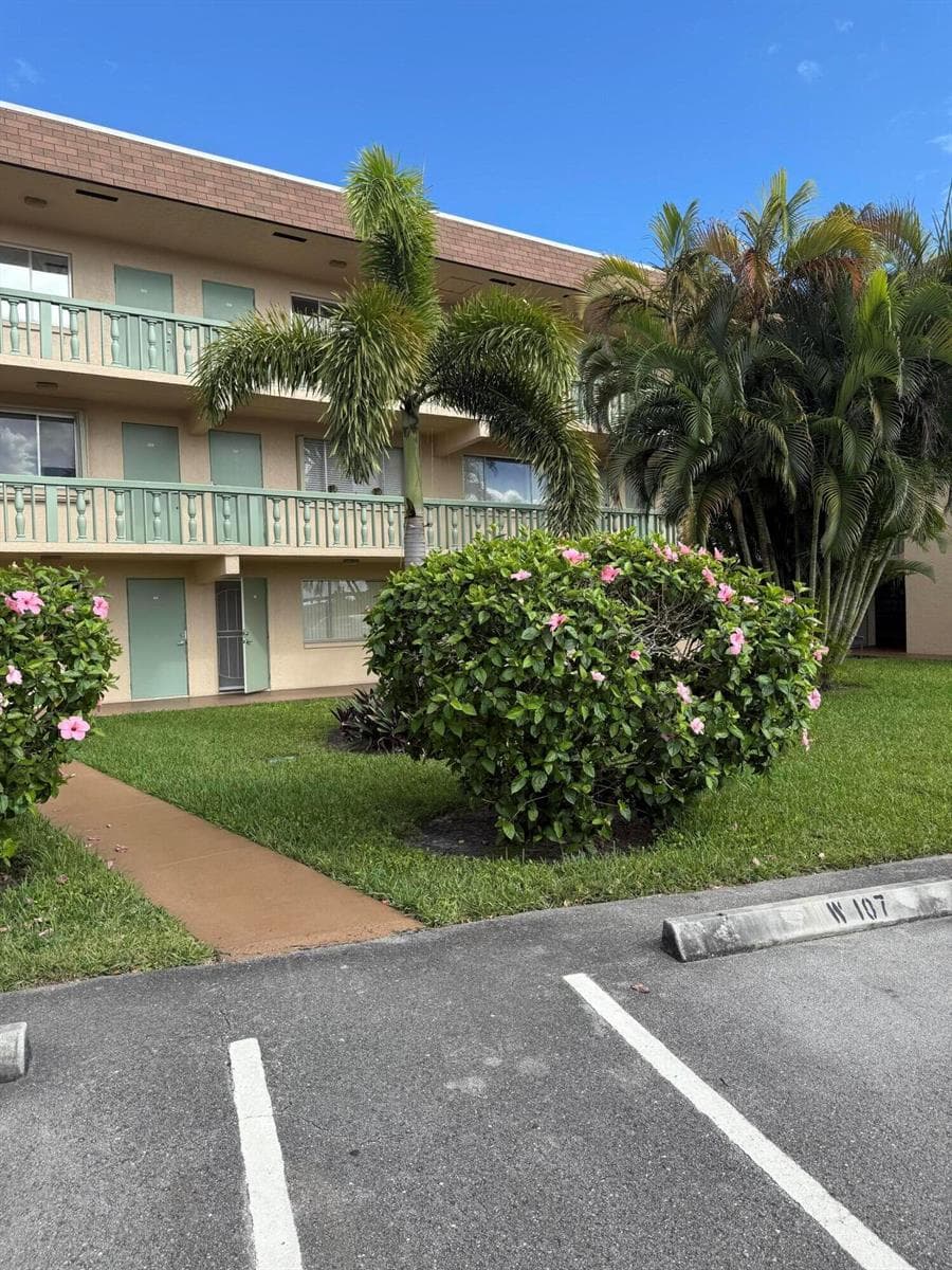 400 VILLAGE GREEN Circle W # 105, Palm Springs, FL 33461 photo 2