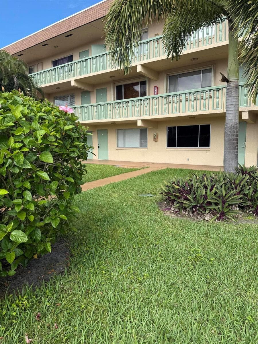 400 VILLAGE GREEN Circle W # 105, Palm Springs, FL 33461 photo 3
