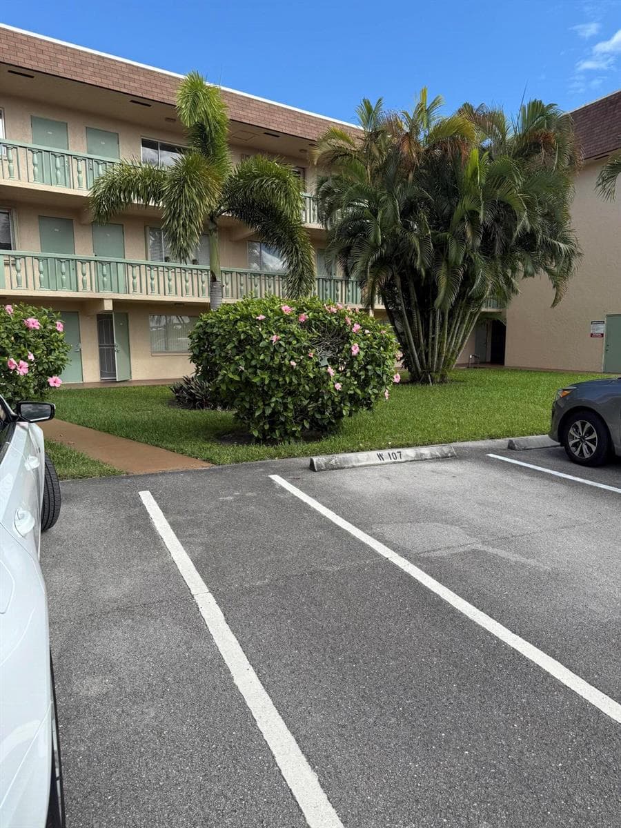 400 VILLAGE GREEN Circle W # 105, Palm Springs, FL 33461