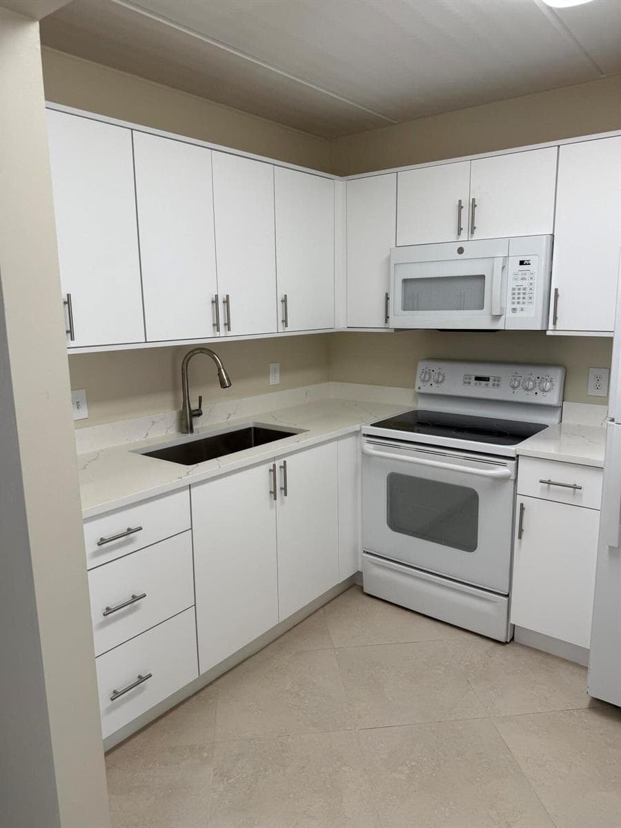 400 VILLAGE GREEN Circle W # 105, Palm Springs, FL 33461 photo 4