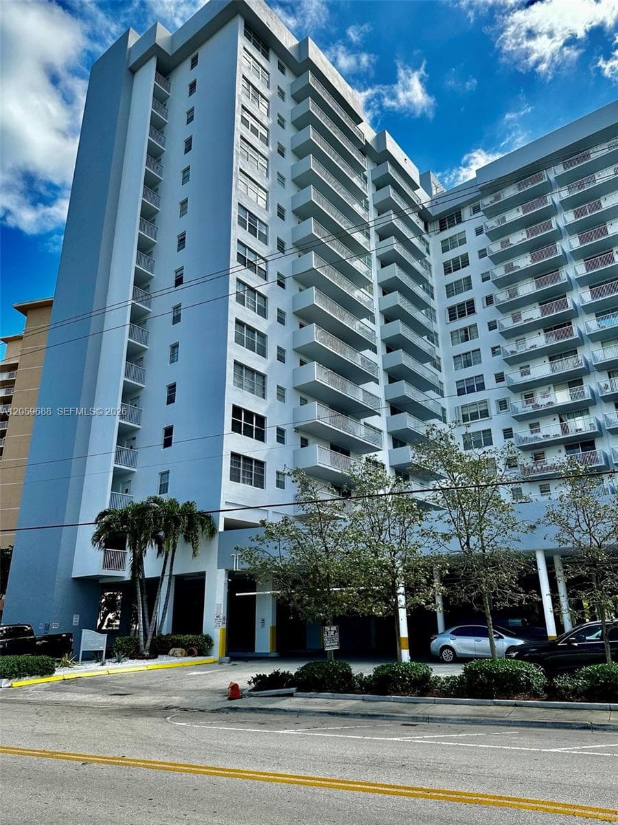 137 Golden Isles Dr # 512, Hallandale Beach, FL 33009