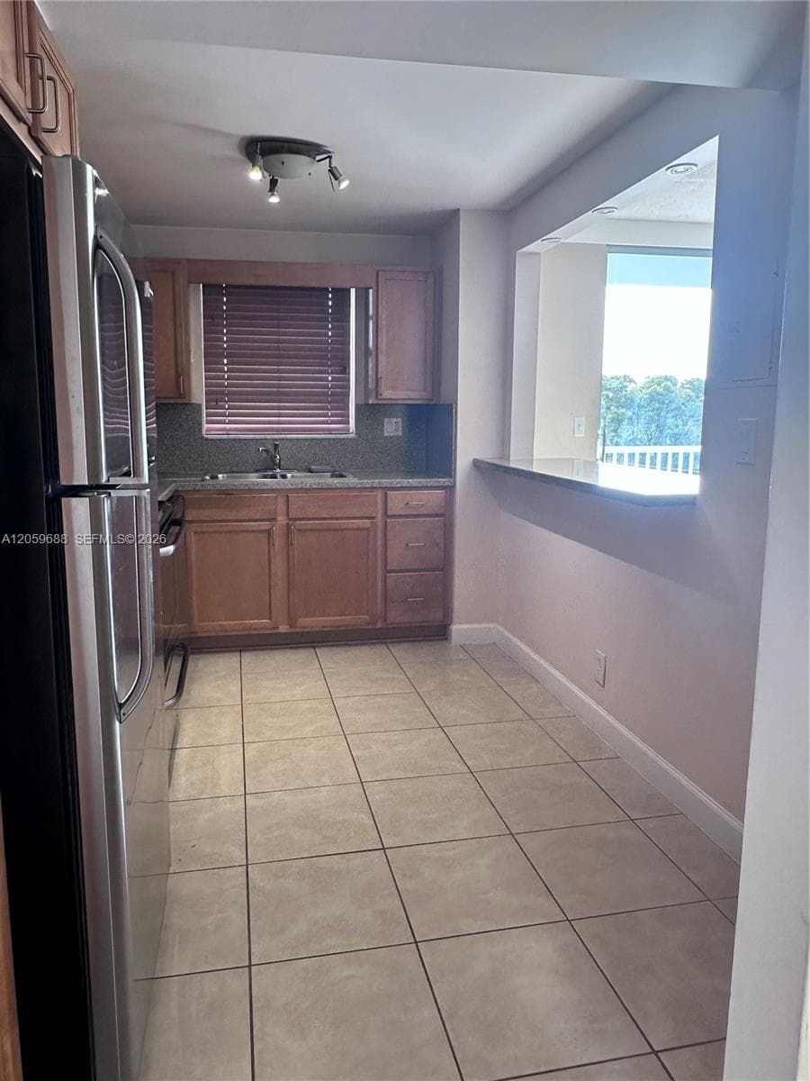 137 Golden Isles Dr # 512, Hallandale Beach, FL 33009 photo 5