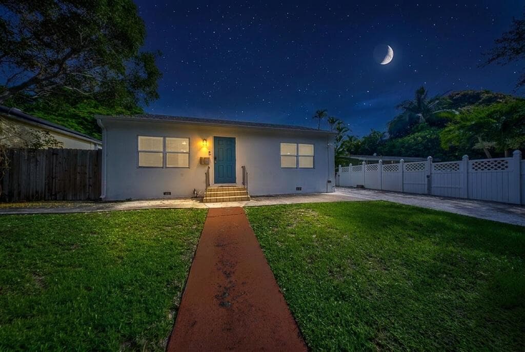 827 Nathan Hale Road, West Palm Beach, FL 33405