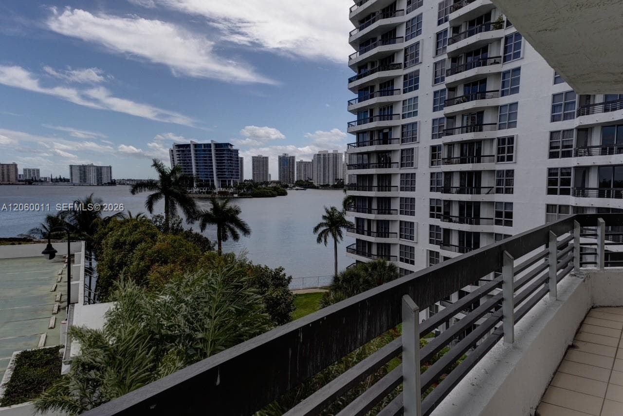 3600 Mystic Pointe Dr # 613, Aventura, FL 33180 photo 2