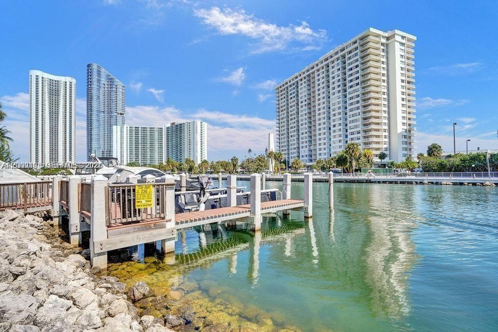 400 Kings Point Dr # 320, Sunny Isles Beach, FL 33160 photo 3