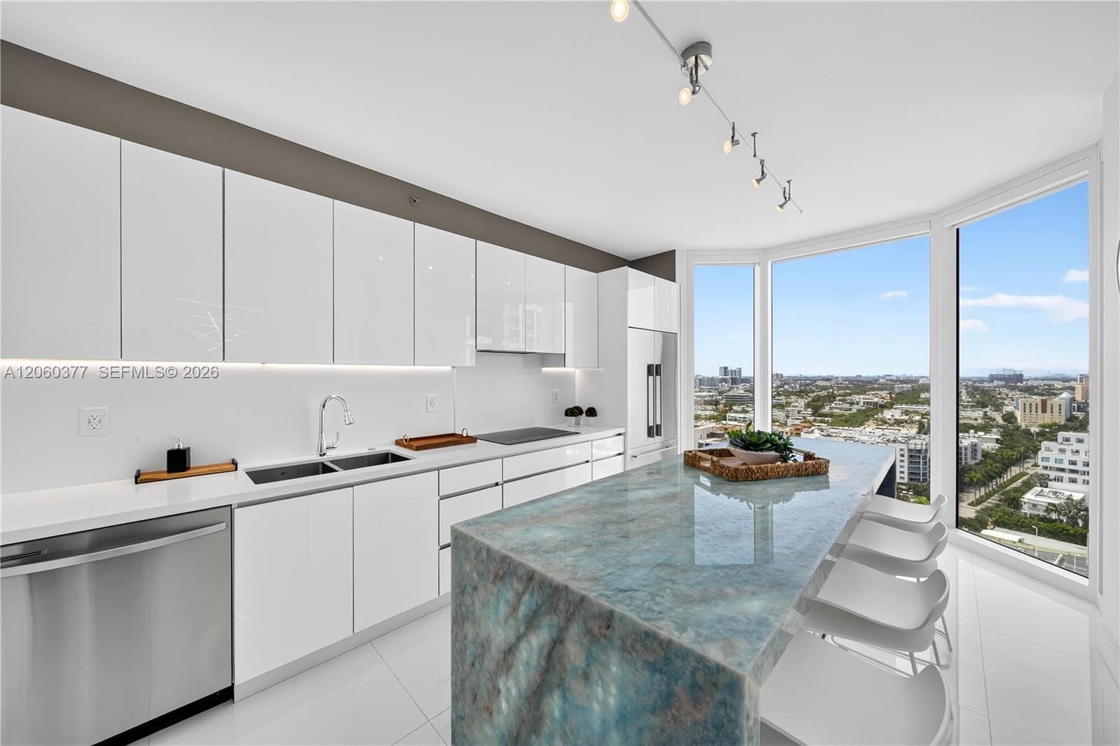 300 S Pointe Dr # 2104, Miami Beach, FL 33139 photo 5