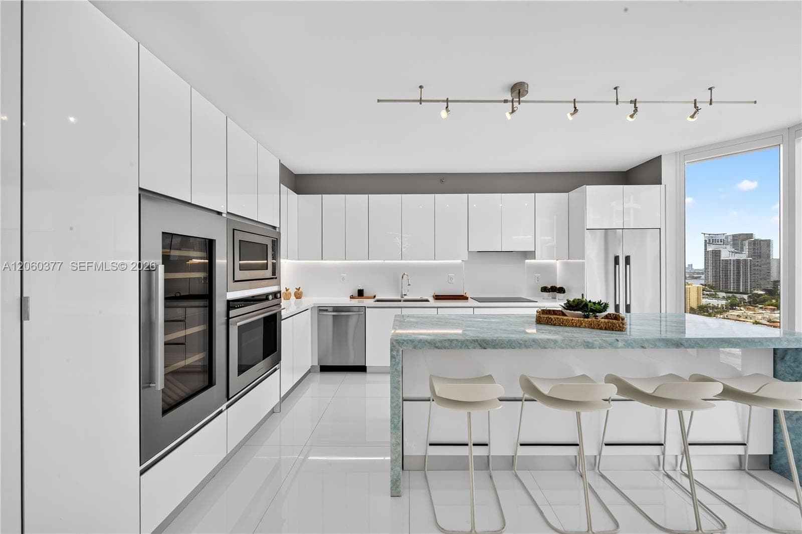 300 S Pointe Dr # 2104, Miami Beach, FL 33139 photo 4