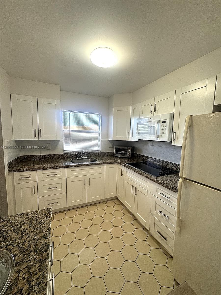 9580 Sunrise Lakes Blvd # 304, Sunrise, FL 33322 photo 2