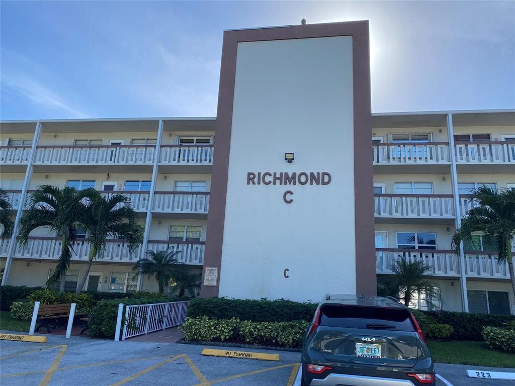 327 RICHMOND C # 327, Deerfield Beach, FL 33442 photo 2