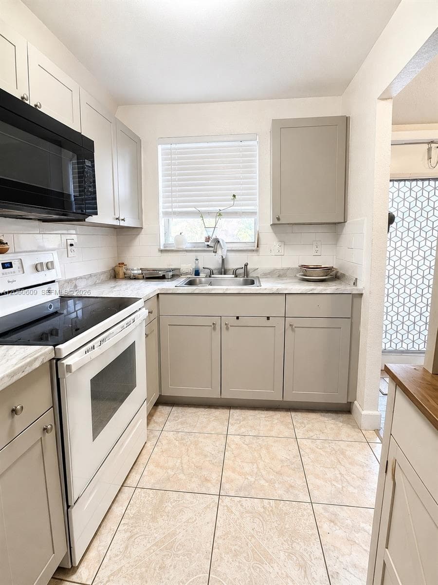 8345 Sunrise Lakes Blvd # 203, Sunrise, FL 33322