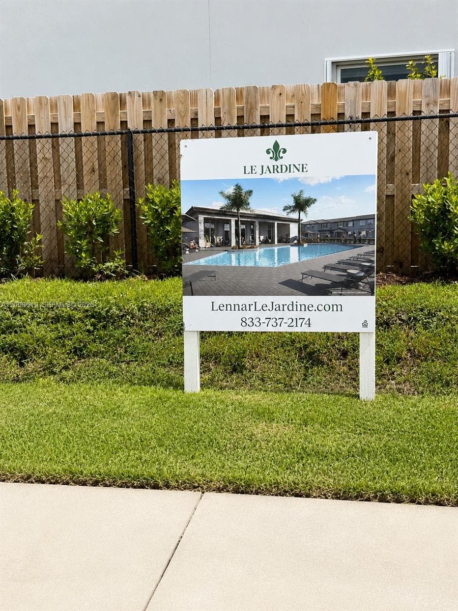126 SE 11th Ct, Florida City, FL 33034 photo 2