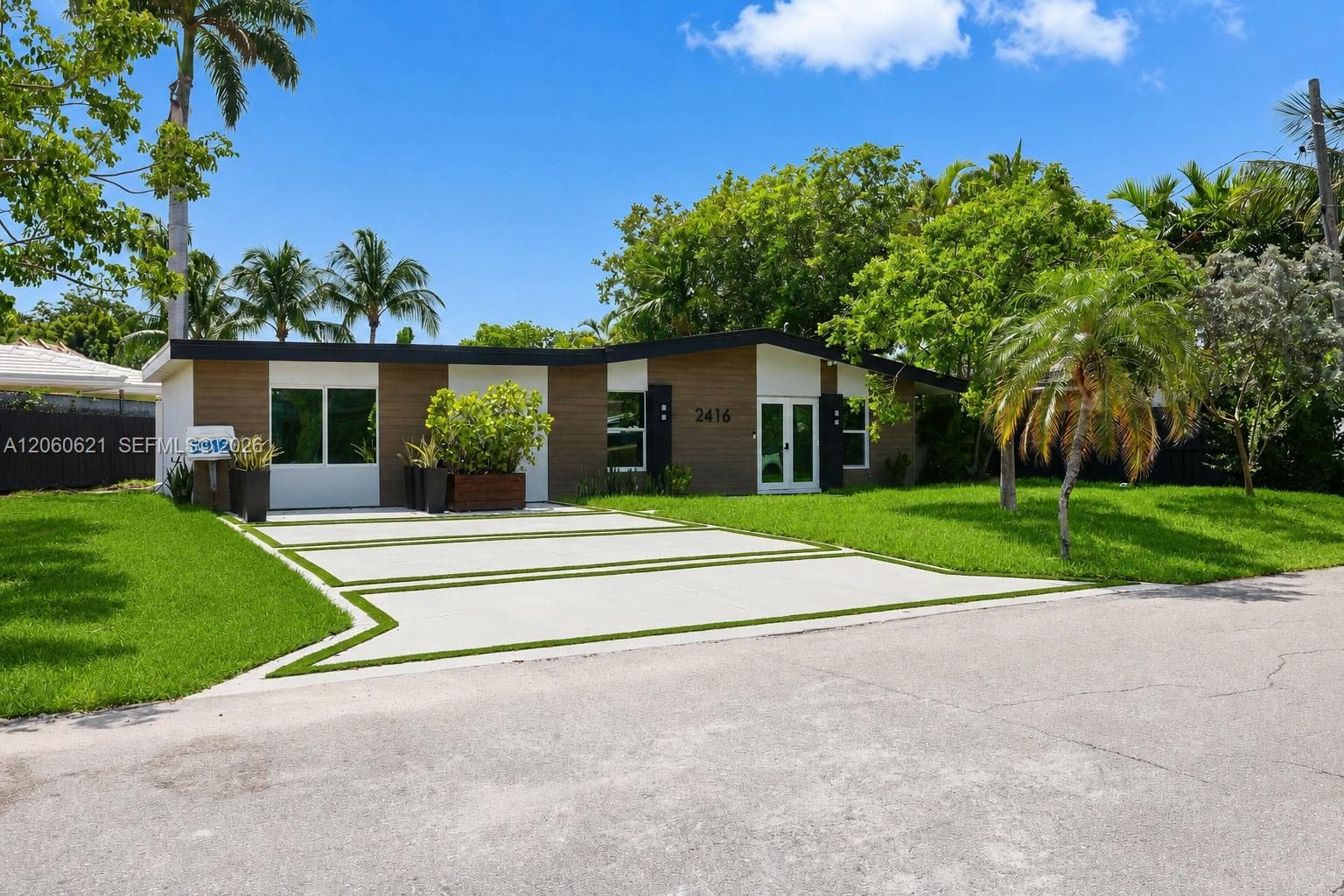 2416 NE 19th Ter, Wilton Manors, FL 33305 photo 2