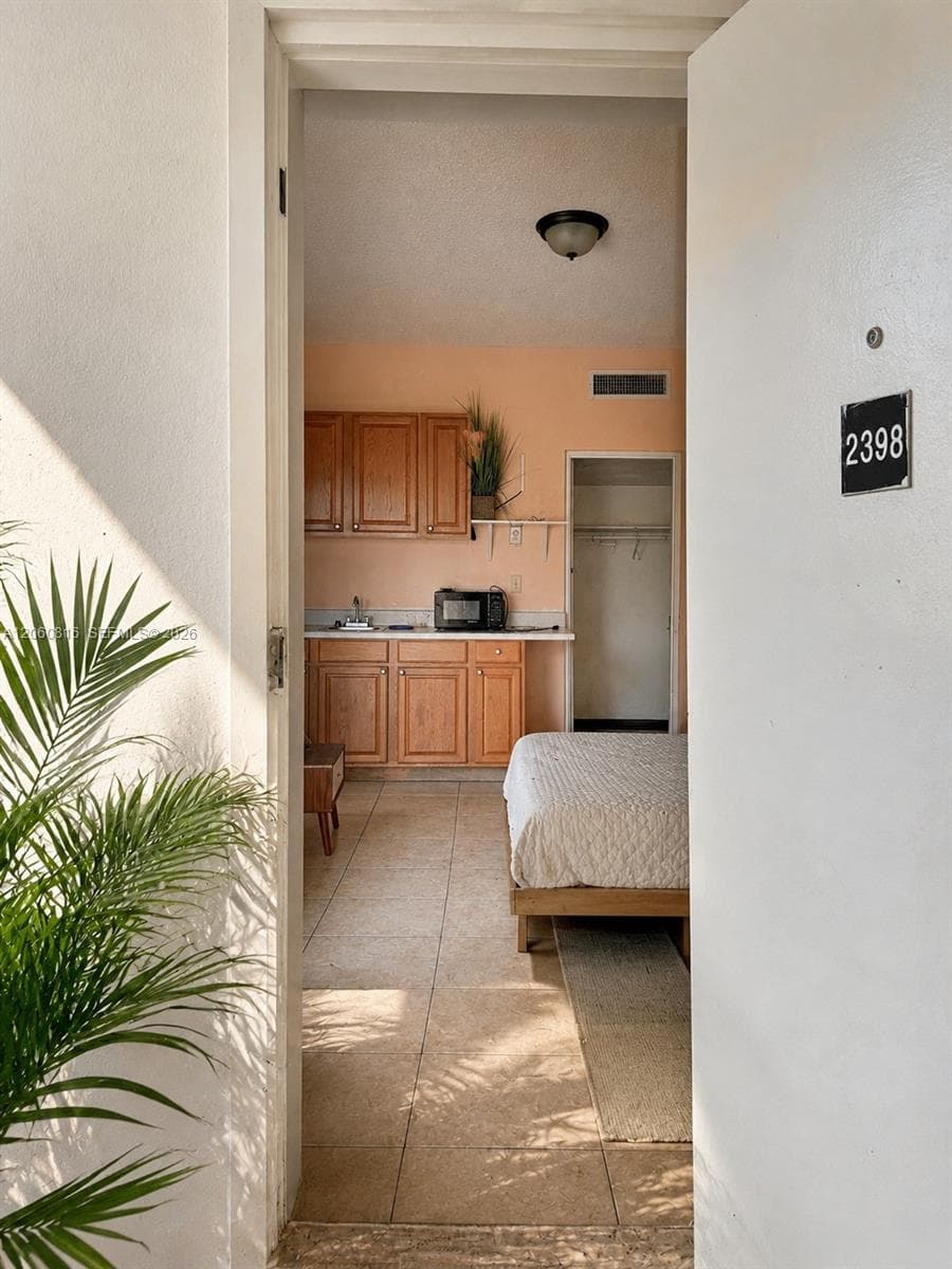 26 Diplomat Pkwy # 2398, Hallandale Beach, FL 33009