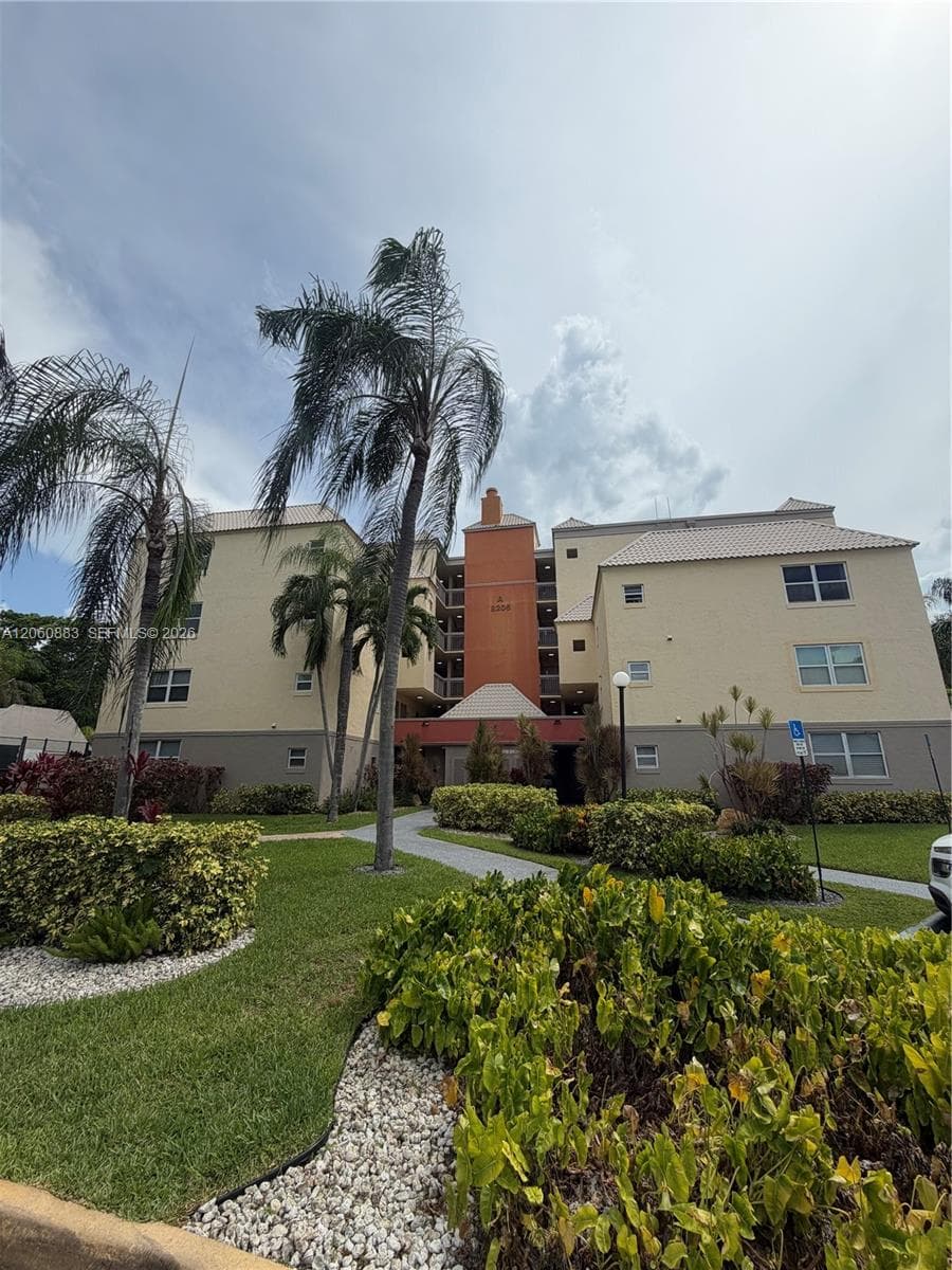 8205 Lake Dr # 306, Doral, FL 33166 photo 2