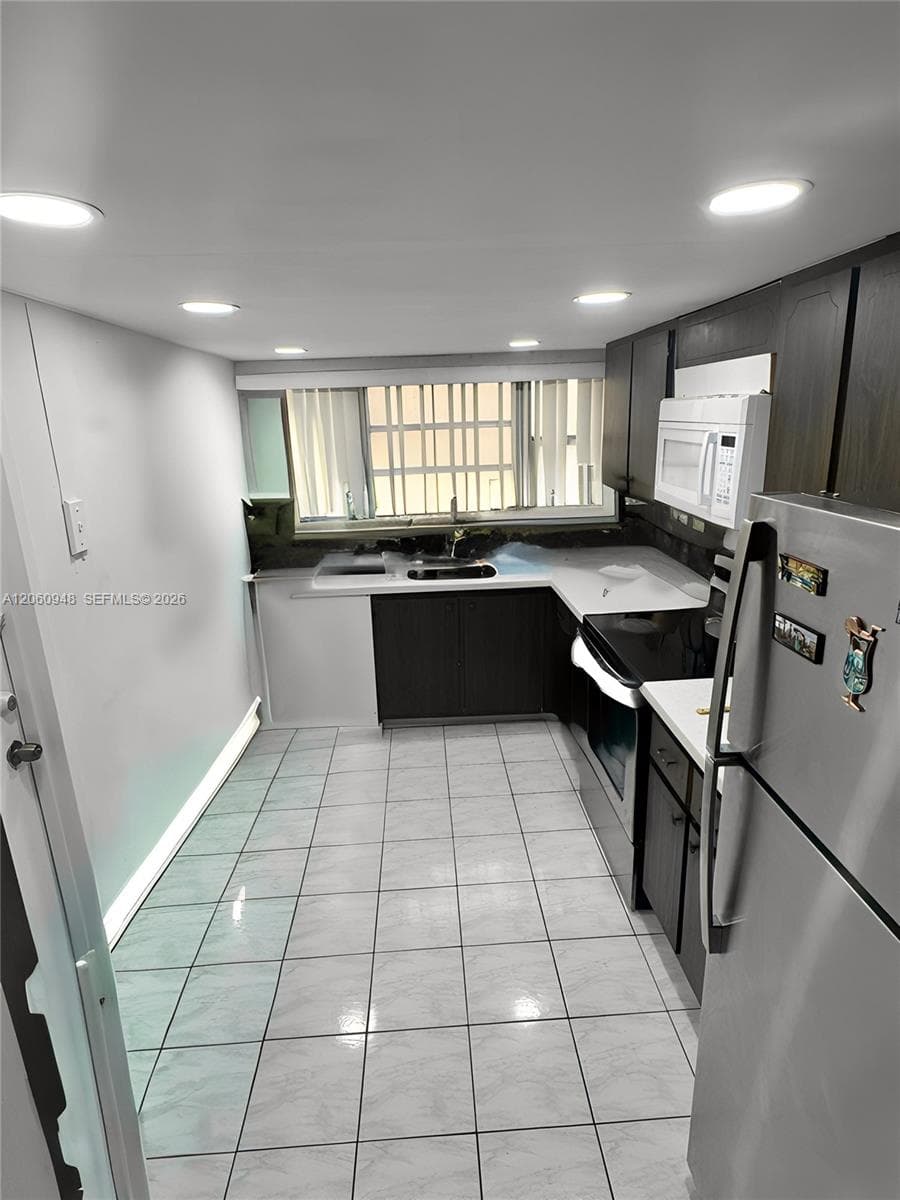 920 NE 199th St # 309-3J, Miami, FL 33179 photo 3