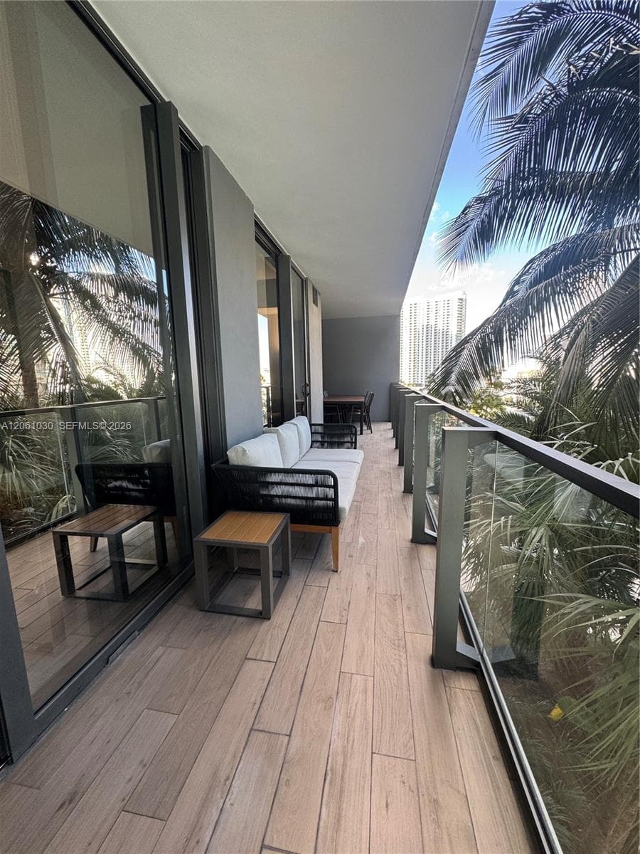 88 SW 7th St # 805, Miami, FL 33130 photo 2