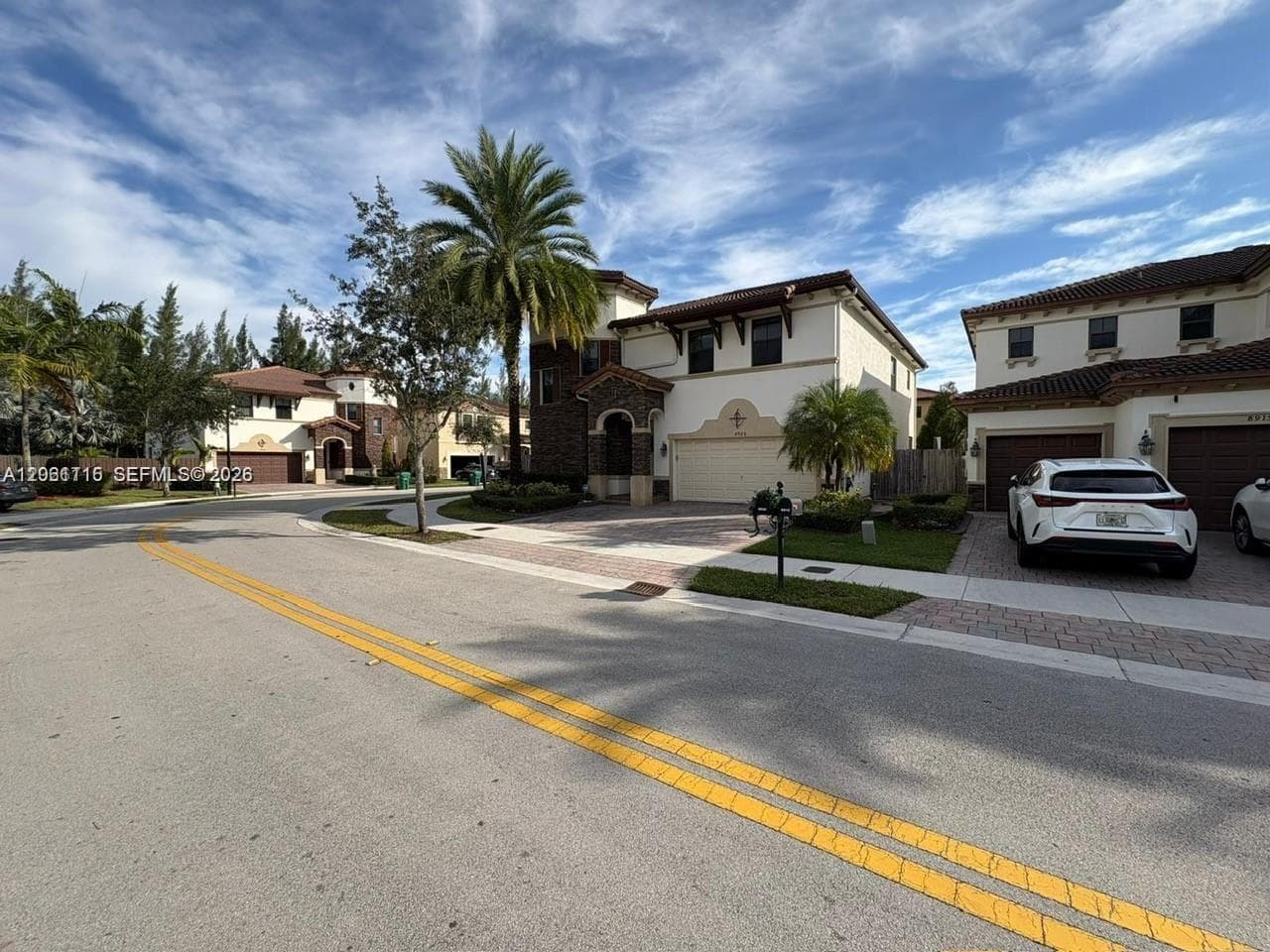 8925 NW 99th Ct, Doral, FL 33178 photo 2
