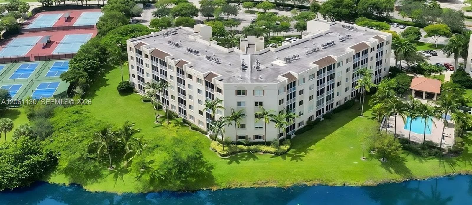 3500 Oaks Clubhouse Dr # 207, Pompano Beach, FL 33069 photo 2