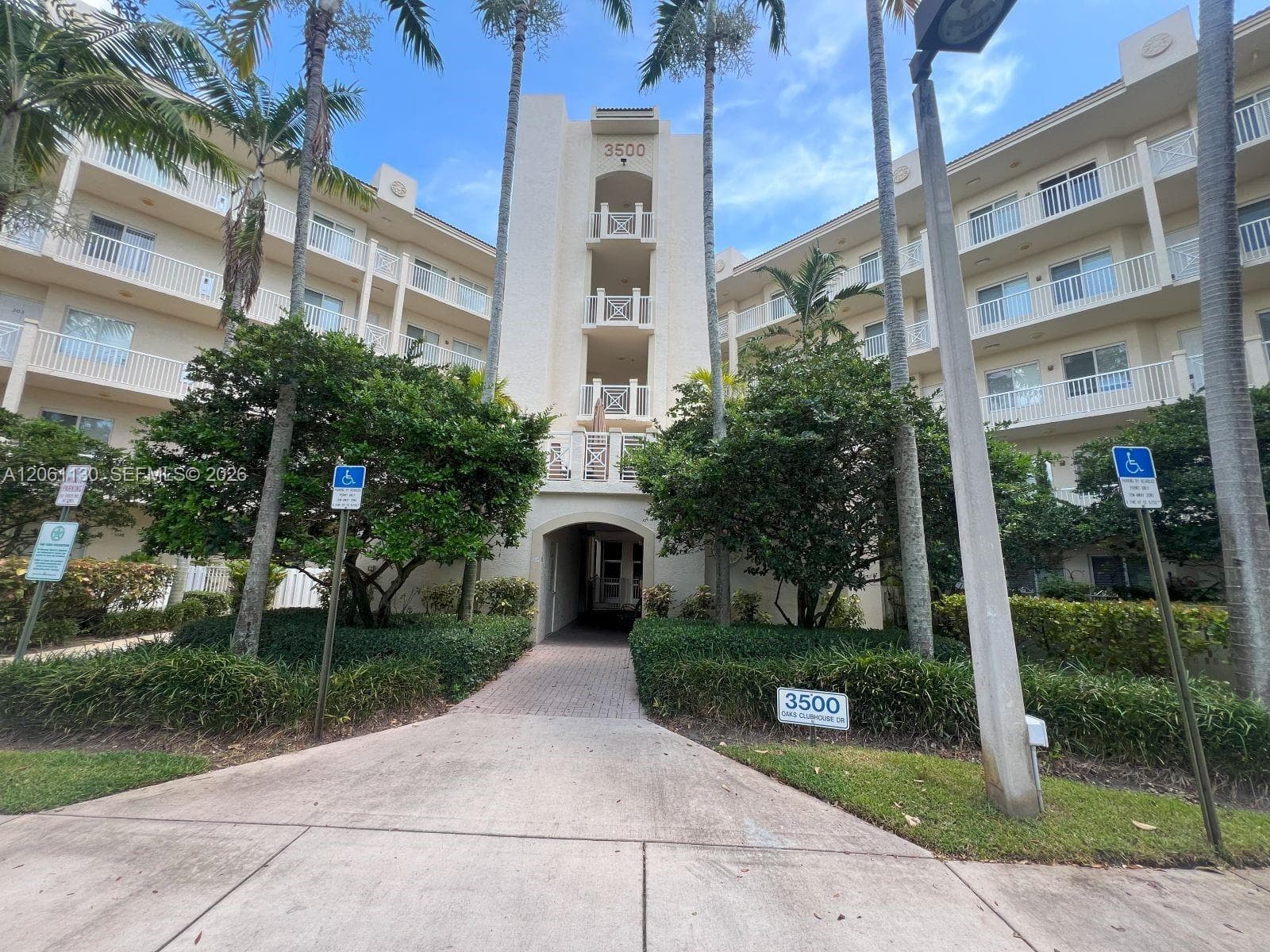 3500 Oaks Clubhouse Dr # 207, Pompano Beach, FL 33069 photo 3